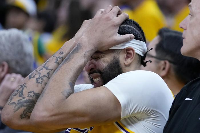 开云体育- 败北引发热议!,浓眉哥在勇士比赛中领先优势明显再创辉煌时刻